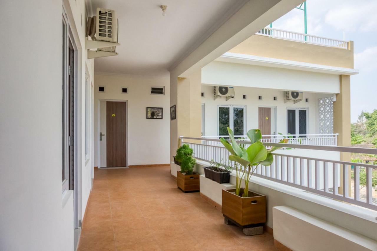 Reddoorz Syariah Near Taman Pelangi Monjali Melati Exterior foto